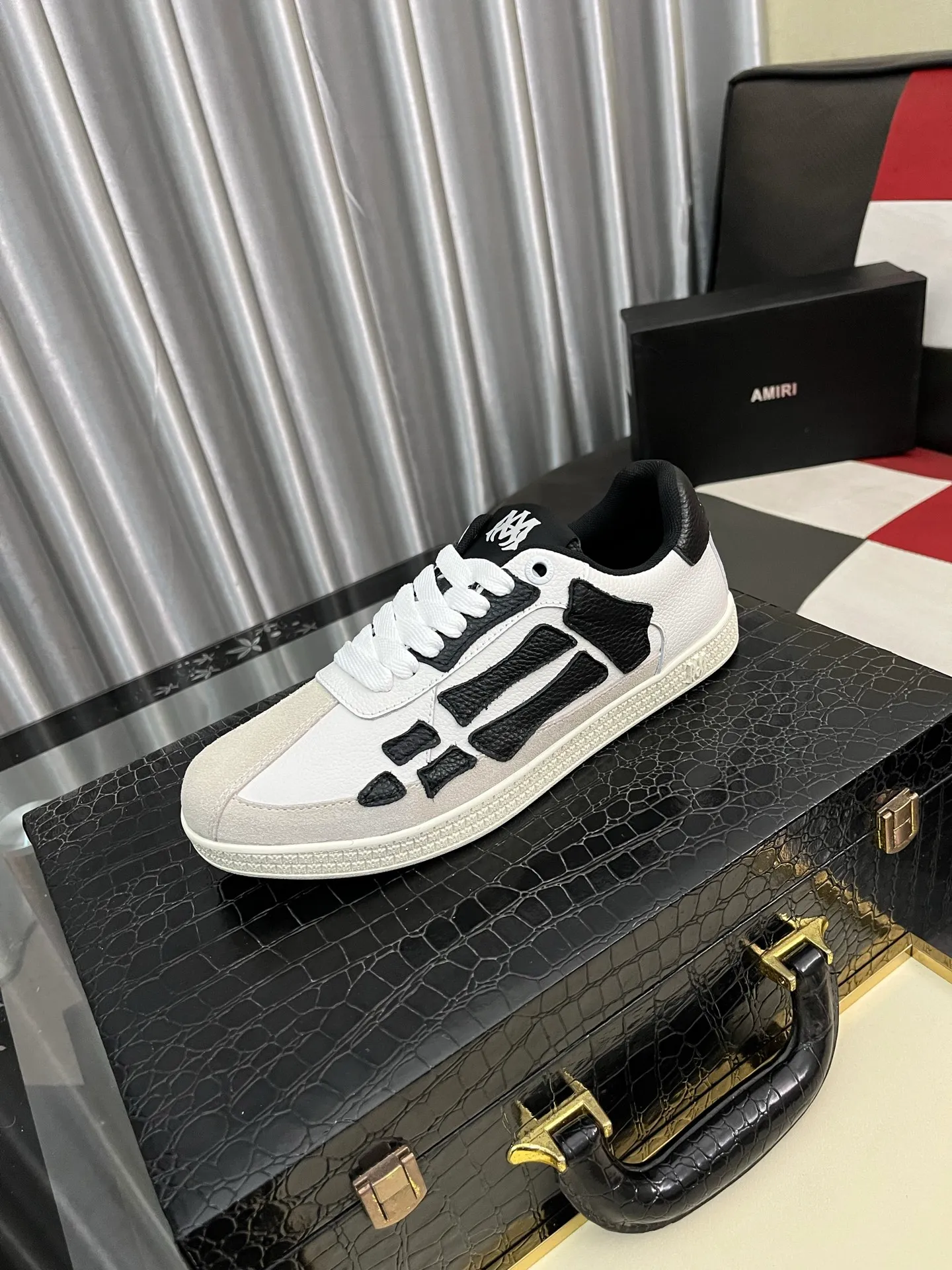 Men's shoes 💰420⌚️⌚️《AMIR*》New men's low-top casual sports sneakers bone shoes, another pair of irresistible bone shoes. Bone shoes are one of AMIRI's most popular items. They use first-layer cowhide uppers. The side bones are made of two cowhide laminations. They have a three-dimensional feel. The leather incisions are all oil-edged. Contrasting color design. Simple style. Fashionable sports. Customized metal LOGO nameplate to embellish shoelaces. Exclusive control of top version. Supports comparison. Breathable mesh lining Original rubber outsole A must-have item for daily leisure Suitable for various occasions Check it out if you pursue high quality Super cool uppers Size: 38-443️⃣ Colors available